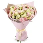 Букет из 35 белых и розовых кустовых роз